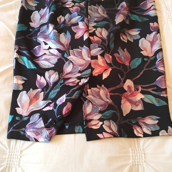 Eci metallic foil floral pencil skirt. Size S. - Picture 9 of 9